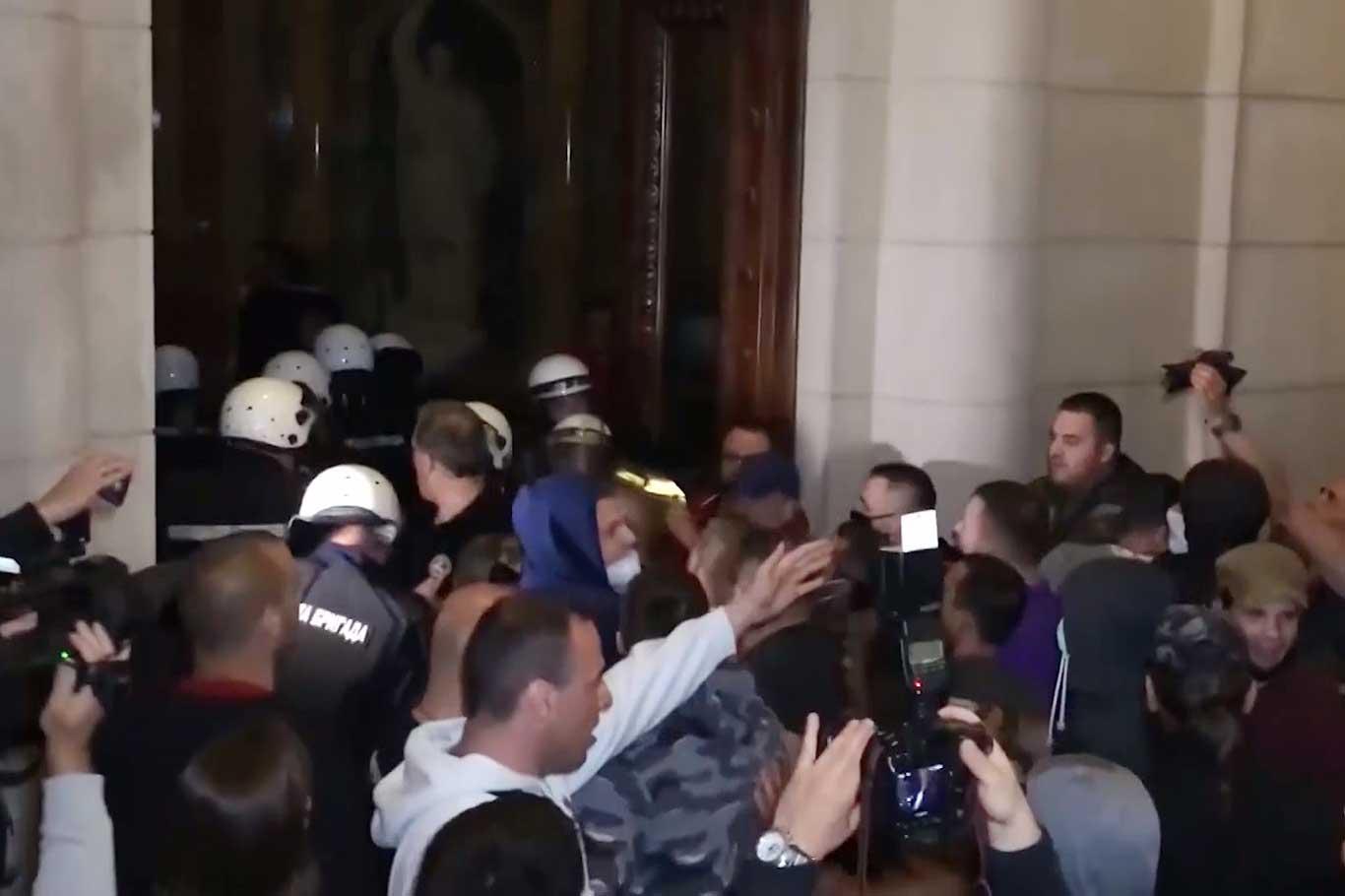Belgrad'ın karantinaya alınmasına tepki gösteren protestocular parlamentoya yürüdü